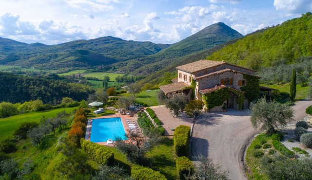 Farmhouse in Umbria with private pool, sleeping up to 12 people.