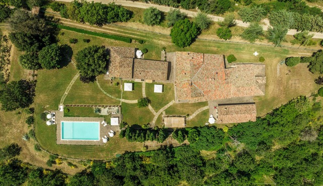 Farmhouse Podere Pietraluna exclusively, 8 apt x20, panoramic pool, BBQ