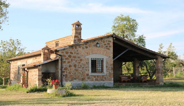 Farmhouse surrounded by olive trees a few steps from the center of Cerveteri