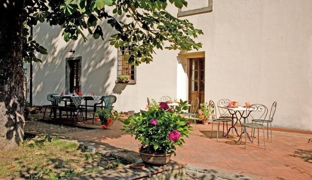 Flat in an old villa with swimming pool