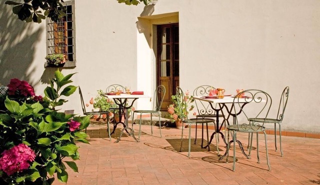 Flat in an old villa with swimming pool