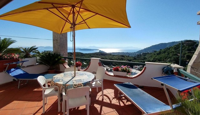 Flat with large terrace and sea view in Forio