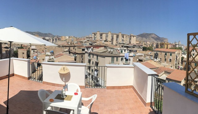 Frank's house - flat with terrace in the centre