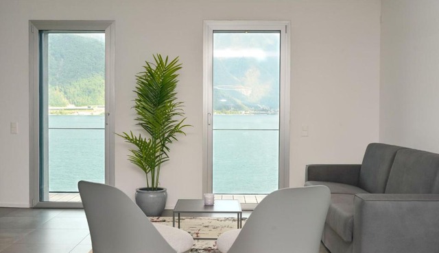 Front Lake Vacation Rental Mel in Melide