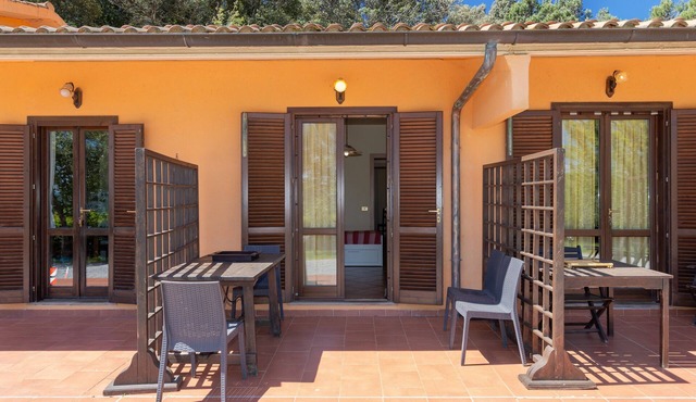 Ground Floor 'Viola' Apartment with Shared Pool and Private Outdoor Space