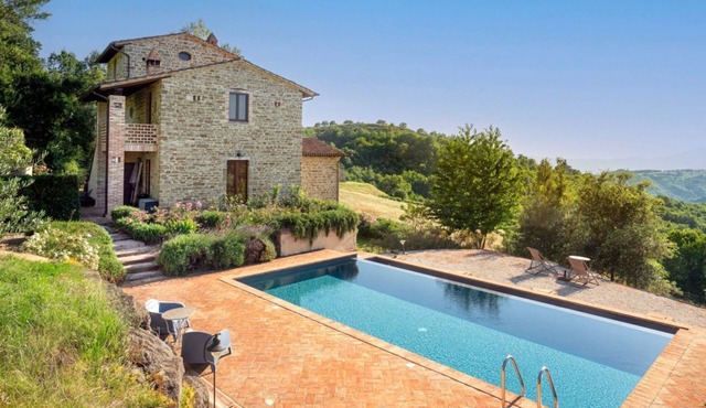 GuestHost - Elegant 87 sqm apartment in a renovated farmhouse, nestled in the Umbrian countryside. Ideal for 4 people, it offers a shared saltwater pool and an uncovered parking space. Perfect for those seeking relaxation and tranquility, surrounded by b