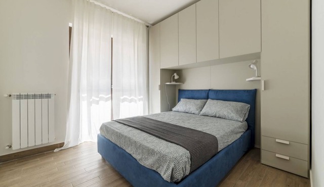 GuestHost - Comfortable apartment located on the sixth floor of a modern residence equipped with a lift.In 40 square meters of space it comfortably accommodates two people with a double bedroom.Located in the Fonte Laurentina district, near the ring road