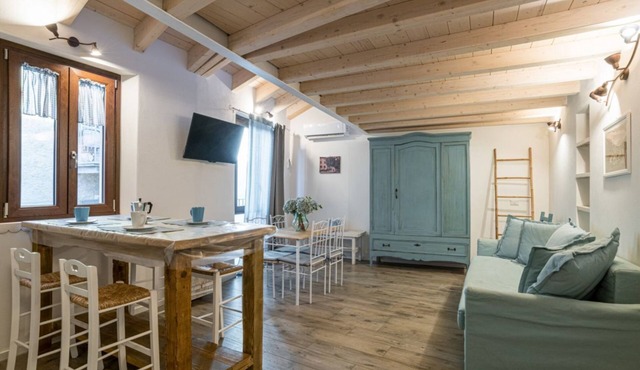 GuestHost - Comfortable mezzanine apartment of approximately 35 square meters, accommodating up to four people, located on the first floor of a building without an elevator.The property is located in Visgnola, a quiet hamlet of Bellagio, one of Lake Como