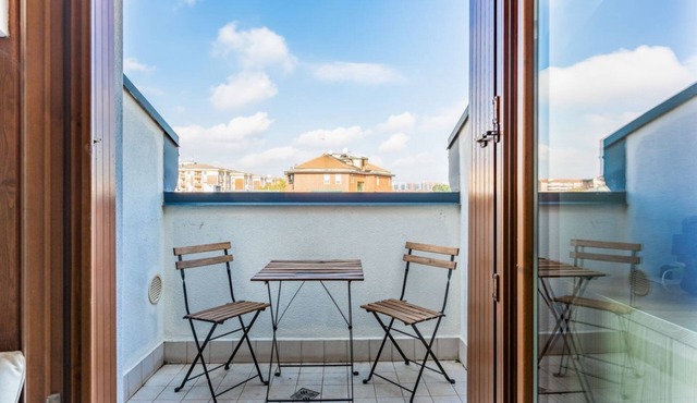 GuestHost - Cozy Studio W/Parking 5 min walk from the bus stop