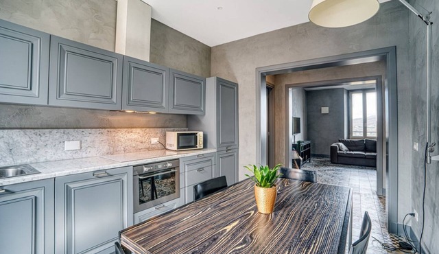 GuestHost - Elegant design apartment of about 90 sqm, ideal for 4 people, located on the second floor of a historic building (without elevator).The property is located in the Monteluce district, a few steps from the center of Perugia, in a quiet area equ