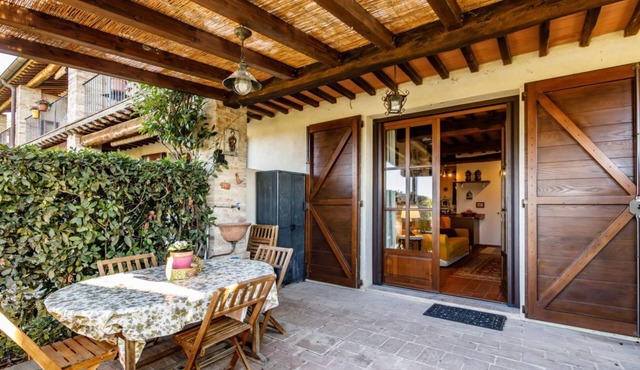 GuestHost - Nestled between the Crete Senesi and Chianti, this home offers a breathtaking view of the countryside and Siena, just a 10-minute drive away. Part of a renovated historic farmhouse, it is a well-furnished townhouse with a private garden and v