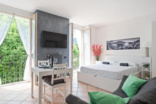 GuestHost - Lake Como Studio with Balcony & Parking!