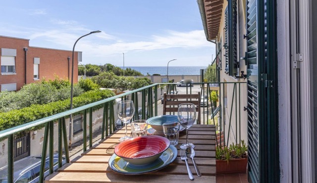 GuestHost - Modern Sea View Apartment with Balcony