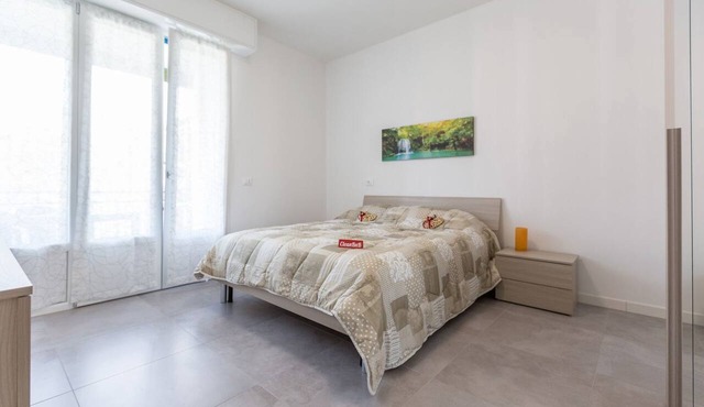 GuestHost - NEW! Apartment X6 with WIFI, A/C, underground M1!