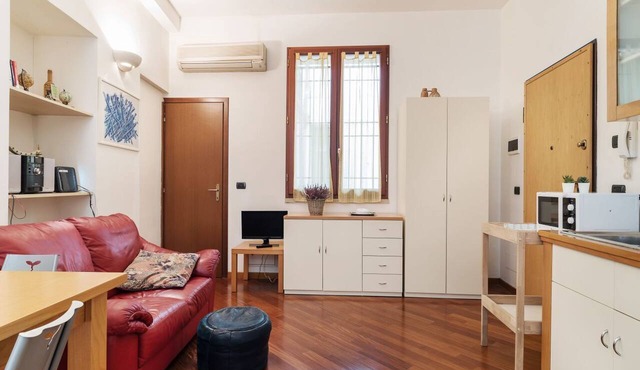 GuestHost - NEW! Central Studio x 2 in Bologna