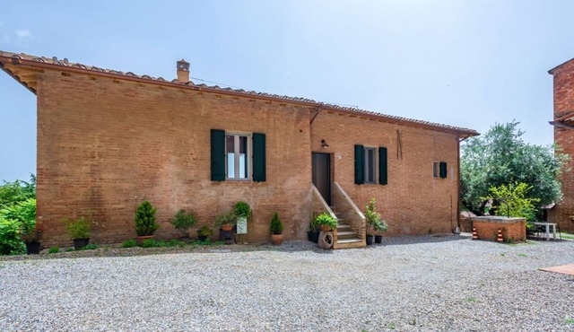 GuestHost - Porta Romana Elegant House with Private Parking!