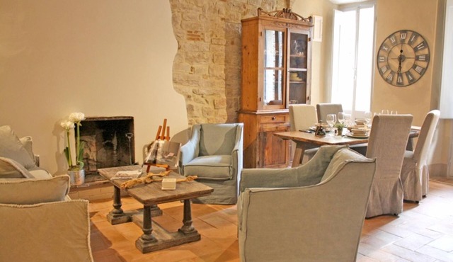 Highly Rated - Stylish, self-contained apartment in central Todi