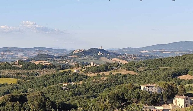 Hillside Cottage with Exquisite Picture Postcard View of Todi