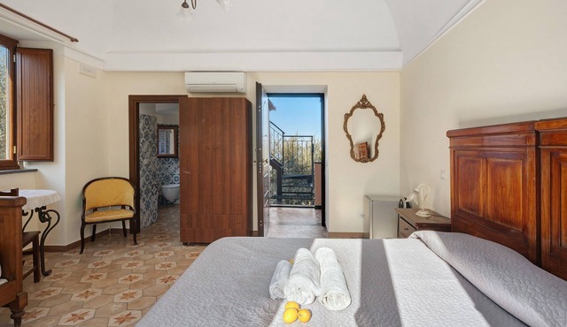 Holiday Home 'Camera Ulivo Con Vista Mare' with Sea View, Wi-Fi and Air Conditioning