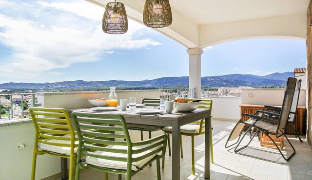 Holiday flat with balcony and sea view