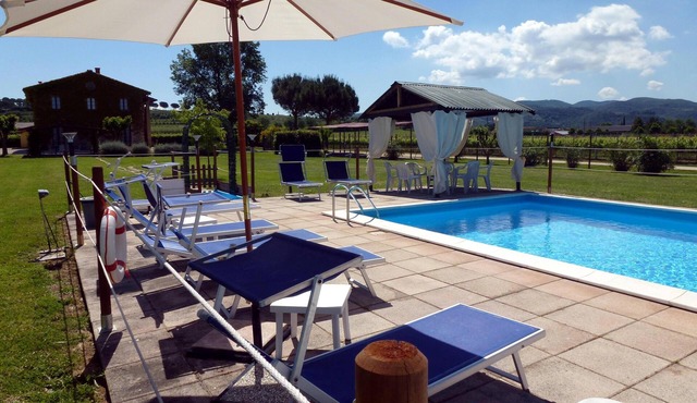 Holiday house with private pool and whole garden near Assisi. WI-FI