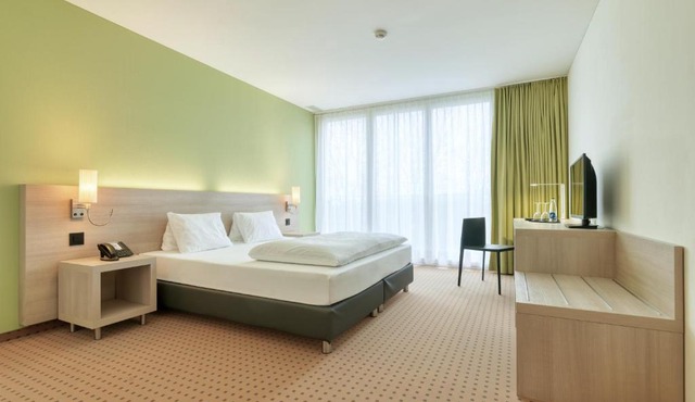 Hotel Eastside (free parking garage)