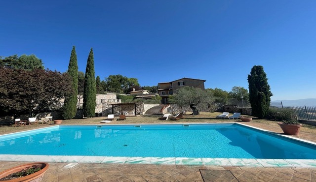 Huge villa with exclusive pool + gardens/WIFI/sleeps 8 - close to Spoleto