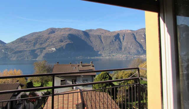ideal for 2 people - very nice view of the lake - 2 km from Moto Guzzi