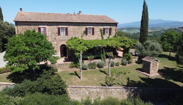 Beautiful Tuscan Villa with Large Pool, Stunning Views and Experienced Staff