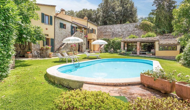 Just 3 km below Cortona lies this characteristic vacation home with private pool on the outskirts of
