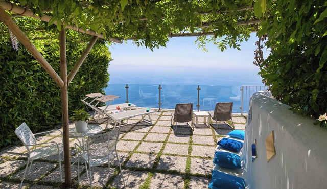 La Casa del 600 Sea View on the Amalfi Coast, with patio and garden