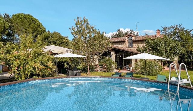 Lake front home in Arezzo (AR)