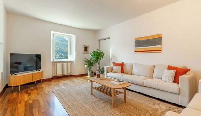 Lakefront Villa Giulia, PK, Hot Tub, Gym!