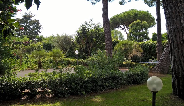 Large single-family villa with 1300 sq m tree-lined garden a stone's throw from the sea in San Felice Circeo