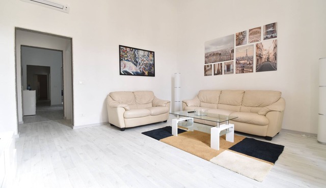 Light and Elegant apartment, located in a quiet and strategic residential area.