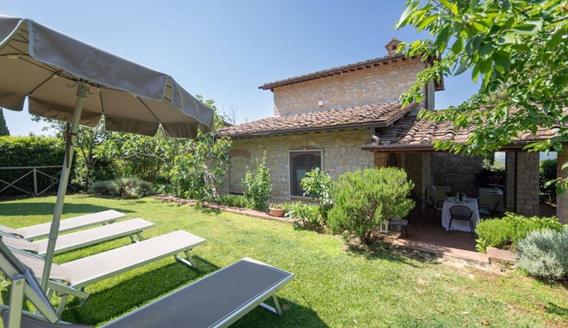 Lovely apartment in villa for 4 people with pool, A/C, WIFI, TV and pets allowed