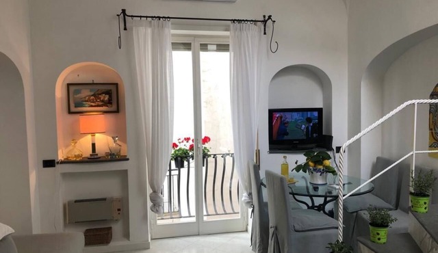 Lovely apartment 1 minute from the famous little square of capri