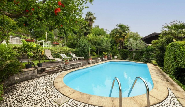 Lovely apartment for 2 people with WIFI, pool, A/C, TV, patio and pets allowed