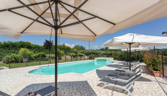 Lovely apartment in villa with WIFI, pool, A/C, hot tub, TV, panoramic view and parking