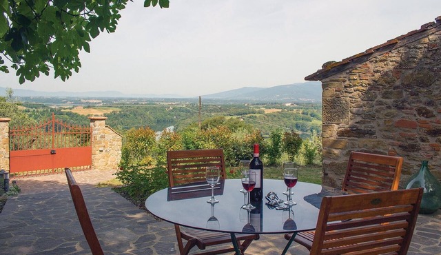 Lovely home in Civitella d.Chiana AR with house a panoramic view