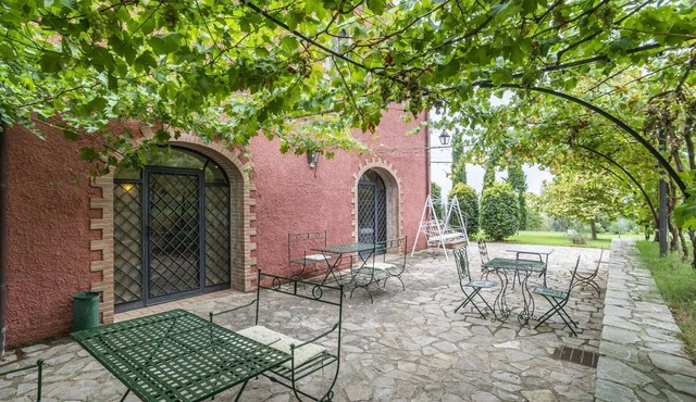 Lovely room for 4 people with A/C, pool, WIFI, TV, veranda and pets allowed, close to Perugia