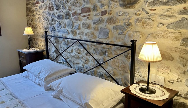 Lovely stone house for 2 people in the heart of Tuscany