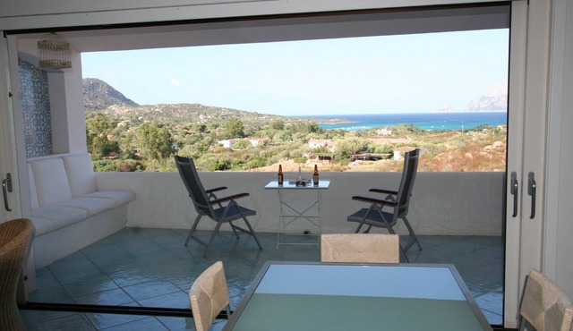 Luxurious and nice apartment 120m2, with magnificent views and direct access to the sea.
