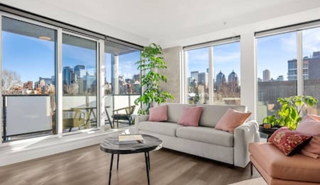 Luxury Downtown Suite | Sleeps 6 |AC| Free Parking in Calgary