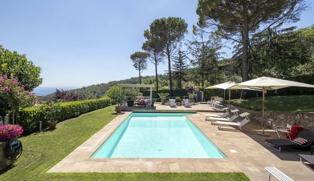 Luxury Villa with large pool close to Florence