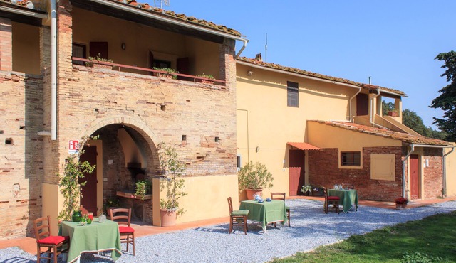 Magnificent apartment in the Tuscan countryside with swimming pool