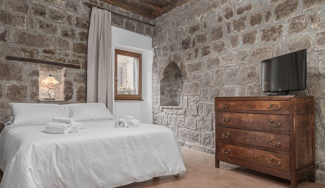 Medieval House built in 1200 in the centre! FREE private parking