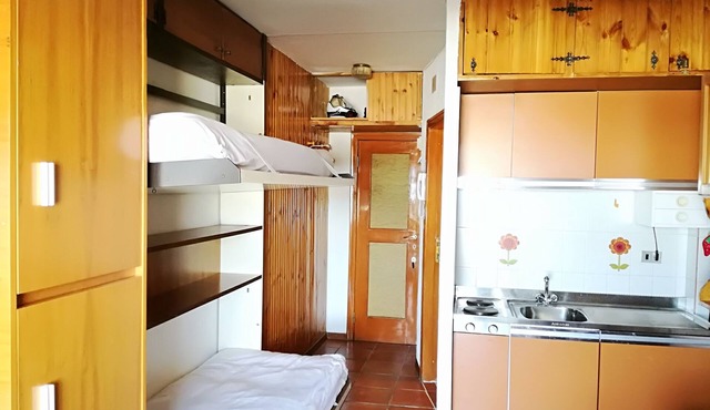 Monolocale con bagno all'interno di un condominio