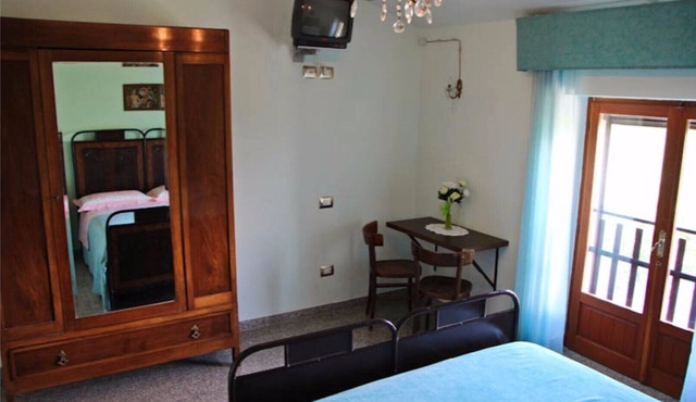 Montefalco Guest House - Red Room