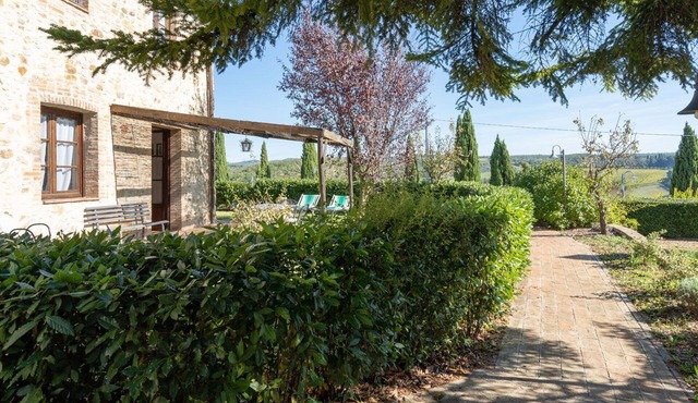 Nice apartment for 5 people with A/C, pool, WIFI, TV and pets allowed, close to Siena